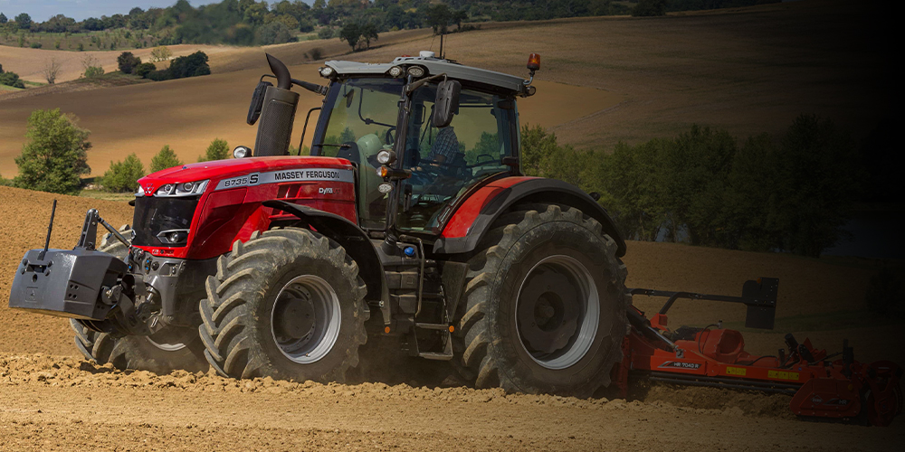 Tractor Massey Ferguson trabajando